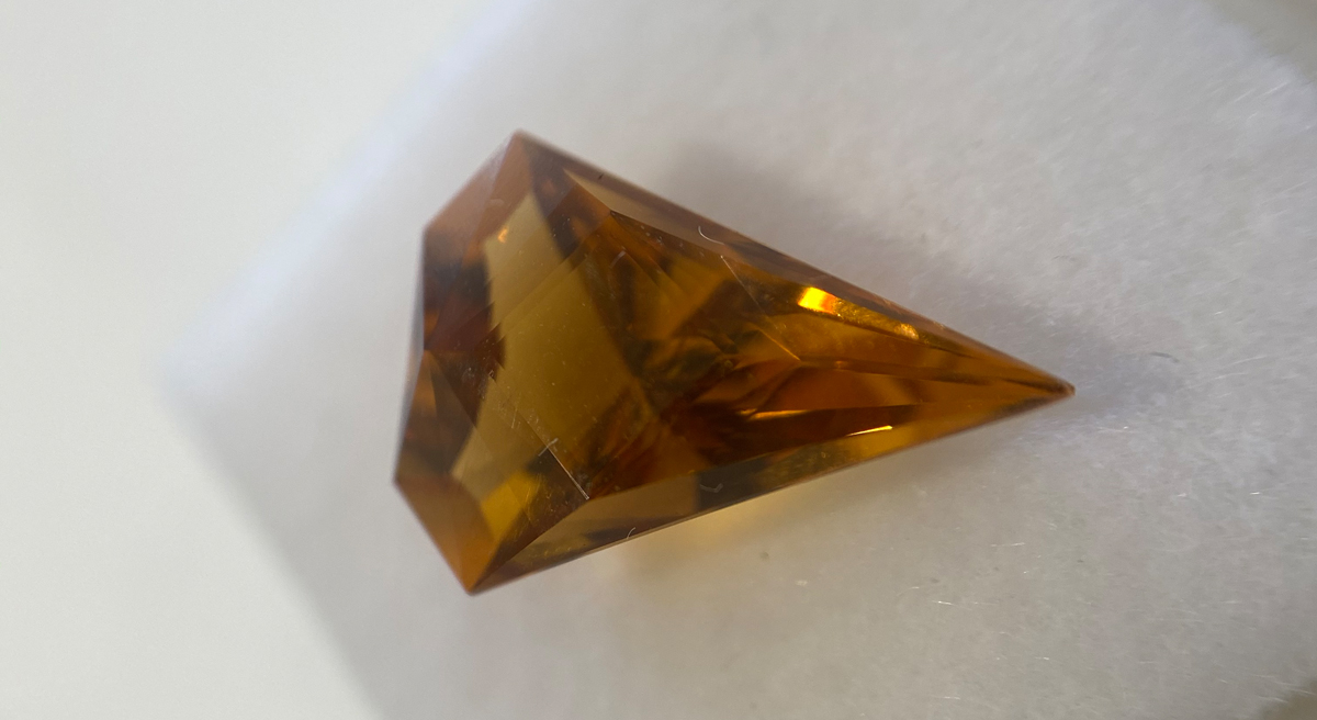 Yteim - Atelier de gemmologie - pierre gemme de type Citrine