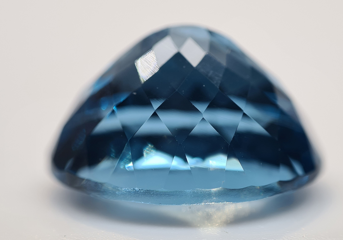 Yteim Gemmes : Topaze 10,89 carats